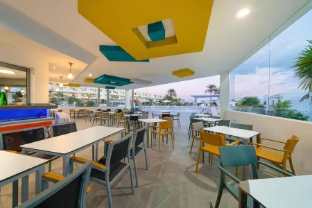 Apartamentos Santa Rosa Отели рядом с достопримечательностью «Замок Сан Габриэль»