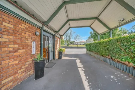 Tudor Court Motor Lodge Отели рядом с достопримечательностью «Stardome Observatory & Planetarium»