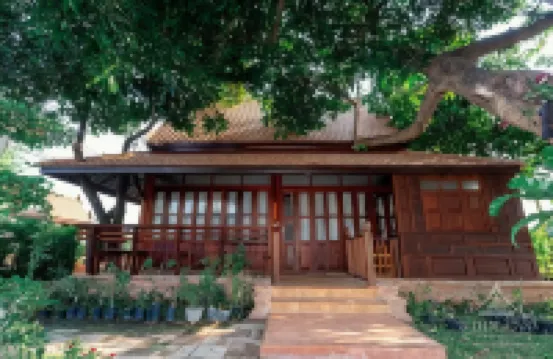 Baan Lhang Wangh, house behind the palace