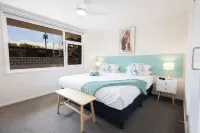 Botanic Racecourse Hotel berhampiran Logans Beach Whale Watching Platform