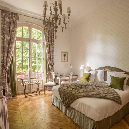 Le Château de la Tour โรงแรมในอวส