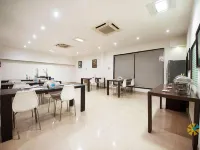 Hotel Blue Neck Hudda City Centre Fortis Hospital