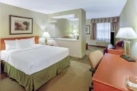 La Quinta Inn & Suites by Wyndham Appleton College Avenue Hotels in Outagamie County