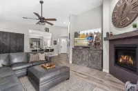 Beautiful Model home 2 minutes to town, golf and hiking. Perfect for families!