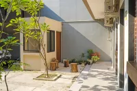 Capital O 1898 Louise Place Hotels in Cianjur