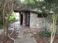 Tube n Axe Lodge and Backpackers Отели в г. 