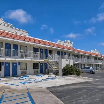 Motel 6 Carlsbad, CA - Near Legoland Отели рядом с достопримечательностью «Флауэр Филдс»