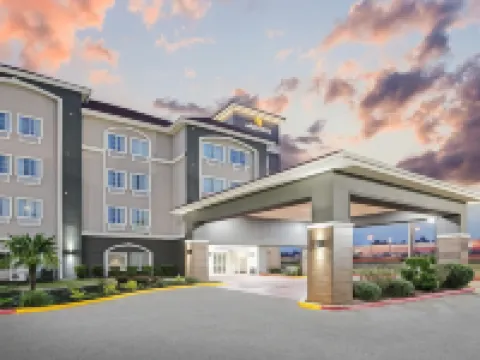 La Quinta Inn & Suites by Wyndham Paris Hotels in Paris