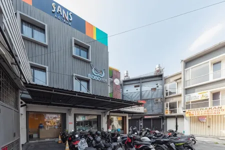 Sans Hotel Bobosini Malang by RedDoorz Отели рядом с достопримечательностью «DUCK RC DDR»