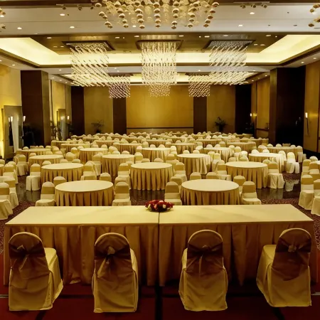 The Retreat Hotel & Convention Centre Отели рядом с достопримечательностью «Пляж Акса»
