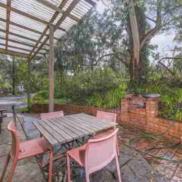 Classic Aussie Beach House - Byo Linen Hotel Exterior