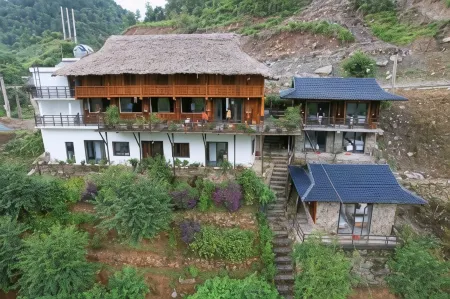 Dong Suoi H'Mong Homestay & Bungalow Отели в г. Kim Noi