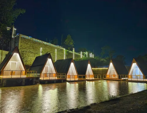 The Secret Hill Villa and Glamping Hotel di Kadudampit