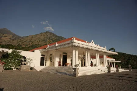 Kaliandra Resort & Organic Farm Отели рядом с достопримечательностью «Pintu Langit»