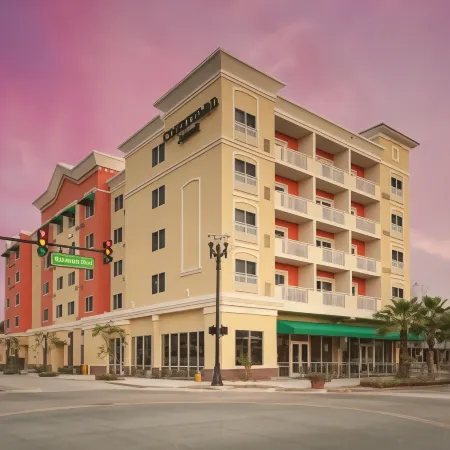 Courtyard DeLand Historic Downtown Отели рядом с достопримечательностью «Мелчинг Филд эт Конрад Парк»