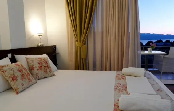 Ampoulos Rooms & Apartments