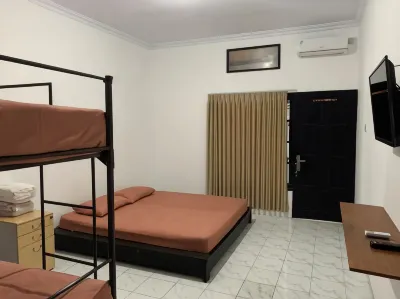 Recharge Cafe & Garasi Homestay Hotels in Ngampilan