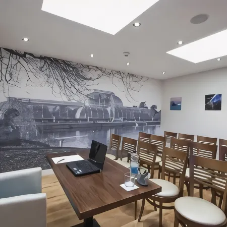 Seraphine Hammersmith Hotel Отели рядом с достопримечательностью «Станция метро Hammersmith»