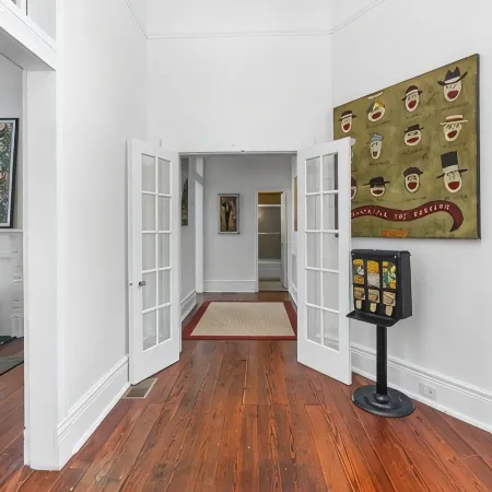 Pet-Friendly Cottage, Walk to Downtown Entertainment & Parades!