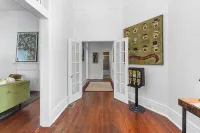 Pet-Friendly Cottage, Walk to Downtown Entertainment & Parades!