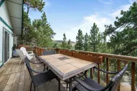 Top-Rated Treehouse Retreat with Hot Tub & Mountain Views, Pet Friendly