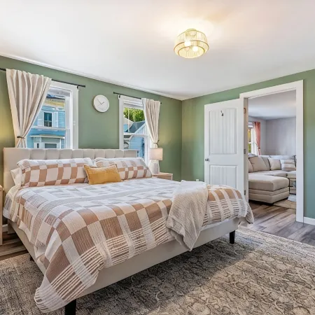 The Downtown Den - King Bed, Dog Friendly, Fire Pit, Parking, Family Friendly