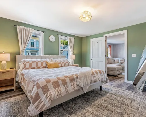 The Downtown Den - King Bed, Dog Friendly, Fire Pit, Parking, Family Friendly Hotels in Saco