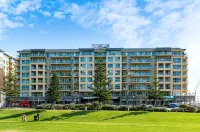 Beachfront at Glenelg Oaks Parking Pool Gym Wi-Fi