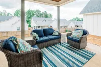 Stark Landing is a brand new modern home located in the heart of Starkville! - Homestays