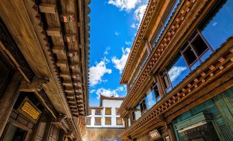 Shangri-La 5th Meteorite Light Year Hotel (Dukezong Ancient City Shop)