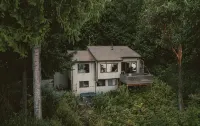 Private Waterfront Spa Retreat + Movie Theater - Hytter