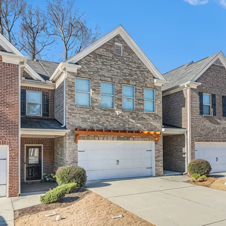 Charming 3-bedroom townhome with WiFi, AC in lovely Lawrenceville
