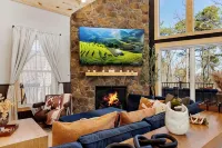 Wanderlust Villa – Spacious Mt cabin w/ Game room, Hot tub and Karaoke nights ! - Wifi