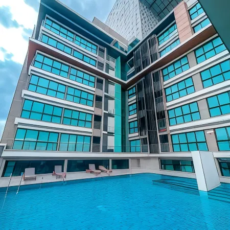 The Plimplace Hotel Отели рядом с достопримечательностью «Школа Хорванг»