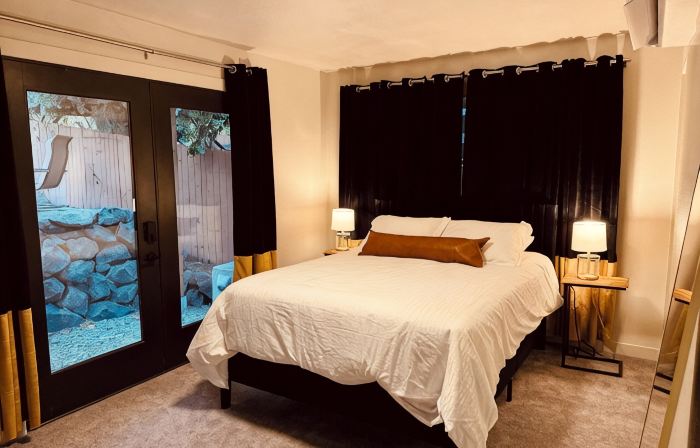 Rustic modern 2-bedroom home-lower level with hot tub in marvelous Moscow