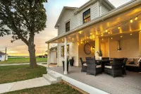 The Eby Farm /Newly Renovated, Modern, Peaceful 5 Bedroom & 5 Bath / Hot Tub - 4-Star