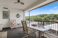 Waterfront Cozy Cove Retreat - Loto Escape, Remodeled Comfort, Close to the Fun - Wifi