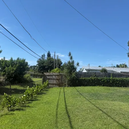 Charming 2-bedroom house with dock, AC, & Wifi. Enjoy kayaking2 min from beach