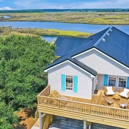 Sunset Sound Cottage -Waterfront with Sweeping Sound Views -2 Min Walk to Beach