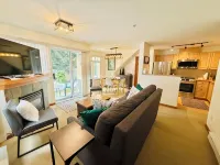 Cozy Village Townhome- Free Parking! - Hot Tub