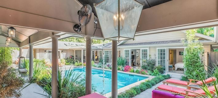 3BR secluded gem w/ pool, minutes to beaches/marinas, walk to town & restaurants Hotels in Hampton Bays