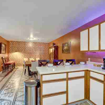 Spacious 4-BR Apt, Fast WiFi in Downtown Memphis. Walk to Convention Center. Dining/Meeting Rooms