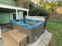 Guest Suite with Hot Tub, sleeps 4 - No nonsense fee Hotels in Moscow