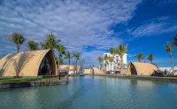 Yingge Treading on the Waves Boat House Homestay