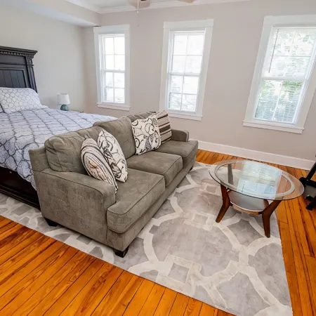 2nd floor Spacious Downtown Getaway- Across from US Naval Academy