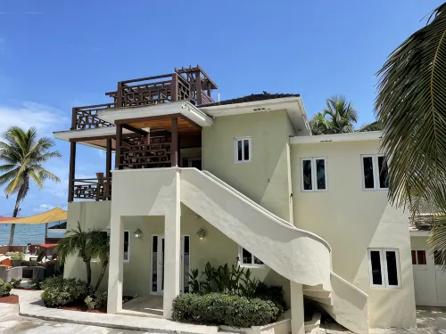 NEW & IMPROVED OCEANFRONT VILLA W/ INFINITY POOL & BEST SNORKELING! Sleeps 20 - 3-نجوم