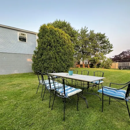 ~2.5mi to Beaches & Downtown Newport - Private Apartment