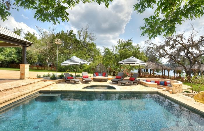 LOCATION!!  Lake Travis Waterfront~Pool, Spa, Outdoor Kitchen, Location