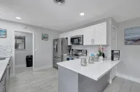 Gorgeous spacious  2bd 2bath sleeps 6 private yard, parking, gas grill, dogs ok
