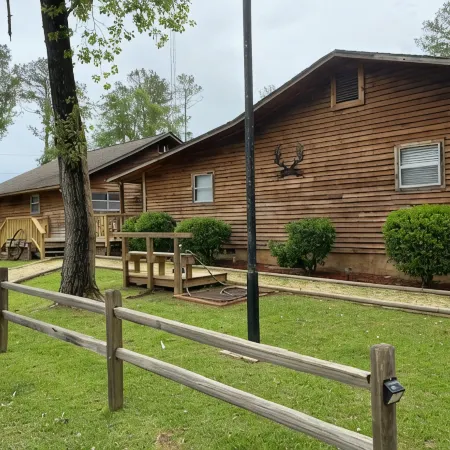 Hawkins Ridge Lodge - Enjoy the Southern Comfort living with a Private Lake